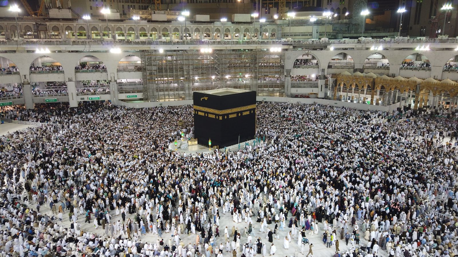 Ribuan jamaah mengelilingi Ka'bah di Masjidil Haram, Makkah